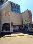 Вхід до філії автошколи «Антарес» у Харкові на проспекті Ювілейному, 56. Сходи з перилами, засклені двері та великі вікна з яскравим жовто-чорним брендуванням.