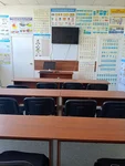 Сучасний навчальний клас автошколи «Антарес» на проспекті Ювілейному. Аудиторія обладнана зручними партами для учнів та наочними посібниками на стінах.