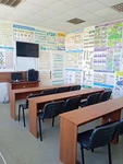 Зона теоретичної підготовки у харківській філії автошколи з великою кількістю навчальних плакатів з ПДР, знаками та схемами проїзду перехресть.